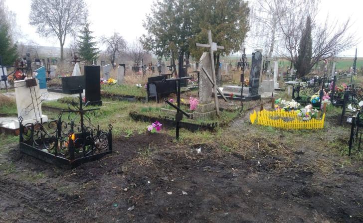 В Курской области сельсоветы обязаны оборудовать мусорки на кладбищах