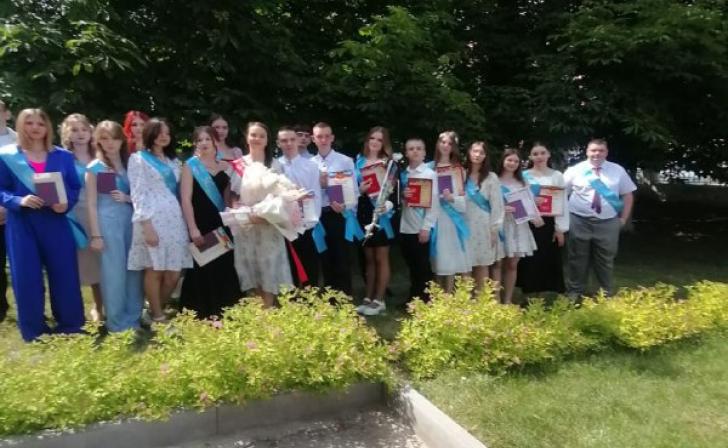Чиновники не пришли на вручение аттестатов выпускникам из Суджи