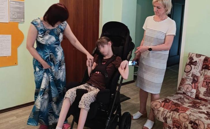 Девочке-инвалиду из курского приграничья помогли приобрести специальную коляску