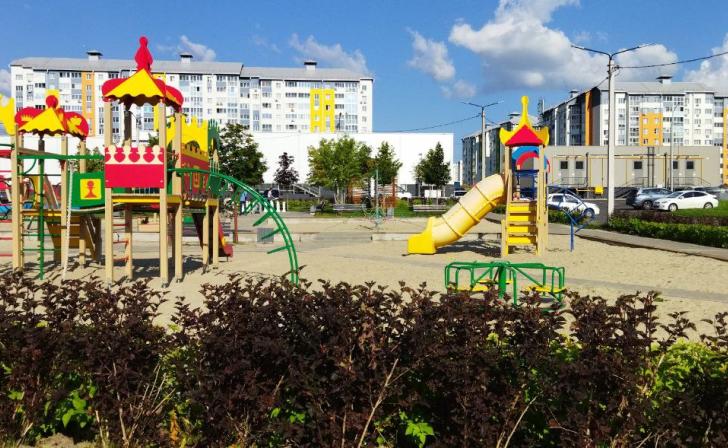 Хинштейн поручил учитывать все просьбы курян об установке детских площадок