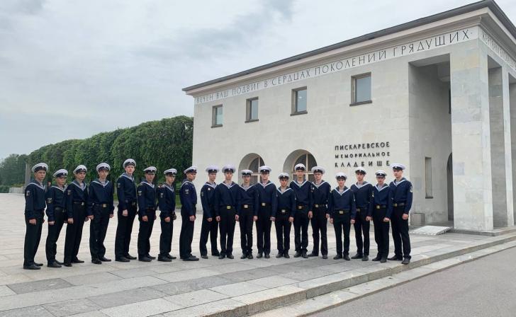 Курские школьники посетили в Санкт-Петербурге Пискарёвское кладбище