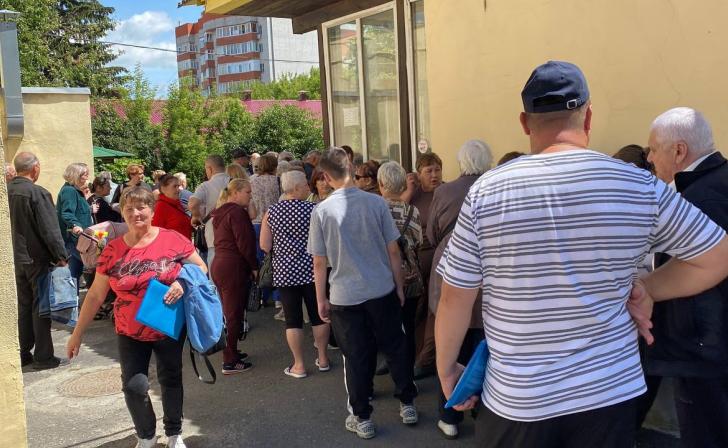 Курские переселенцы снова стоят в многочасовых очередях Курские переселенцы снова стоят в многочасовых очередях