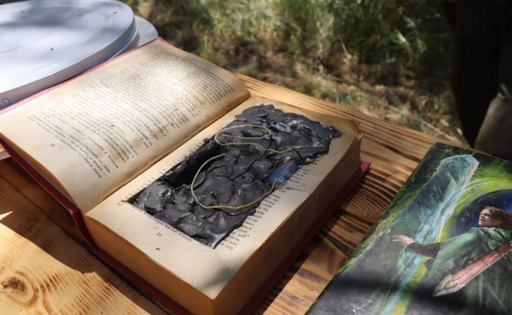 В курском приграничье саперы находят созданные ВСУ мины-ловушки из книг и окопных свечей
