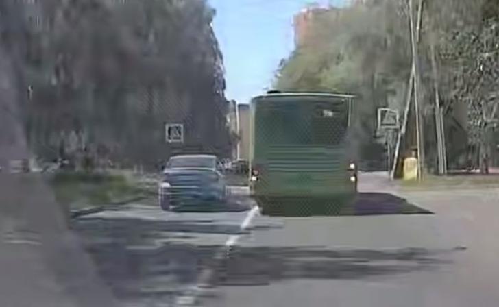 ГАИ Курска начало проверку видео, на котором водитель чуть не сбил пешехода