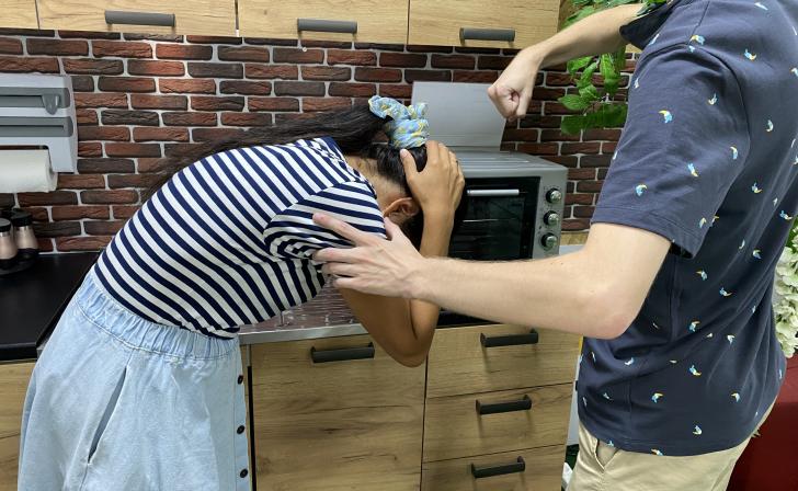 Курянин избил и чуть не задушил штанами супругу из-за ревности