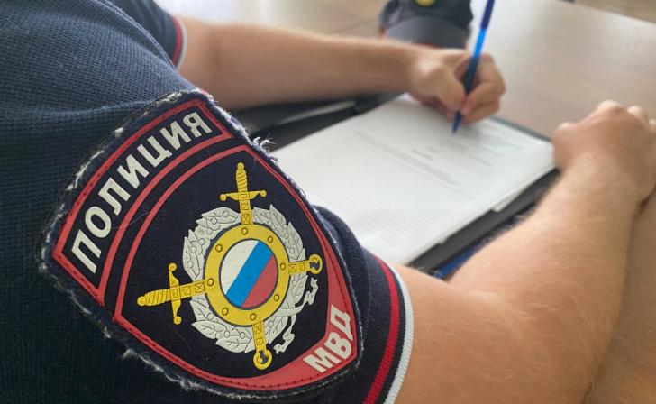 В Железногорске полицейские задержали женщину, кидавшуюся на людей на улице В Железногорске полицейские задержали женщину, кидавшуюся на людей на улице