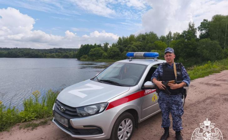 Самоубийство женщины предотвратили в Железногорском районе местные жители и росгвардеец