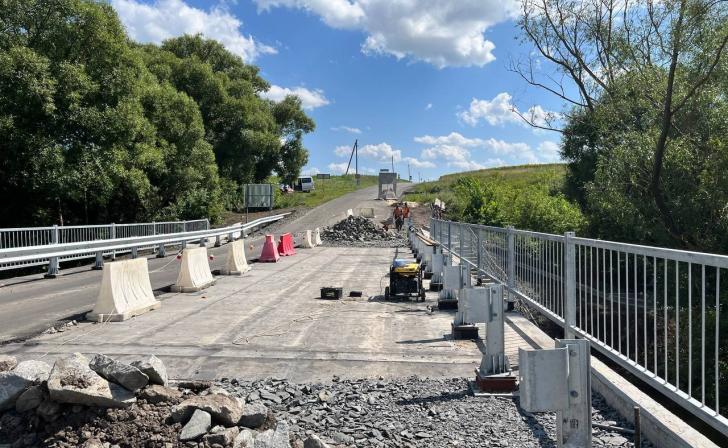 В Черемисиновском районе Курской области ремонтируют мост через реку Косоржа