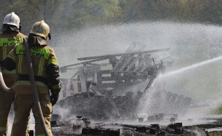В Курске спасатели отрабатывали навыки поиска людей в условиях задымления