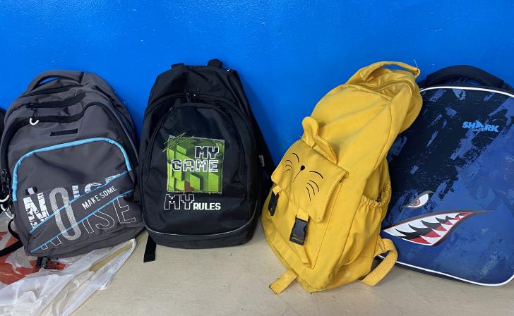 Красный Крест выдает рюкзаки и канцтовары детям из курского приграничья