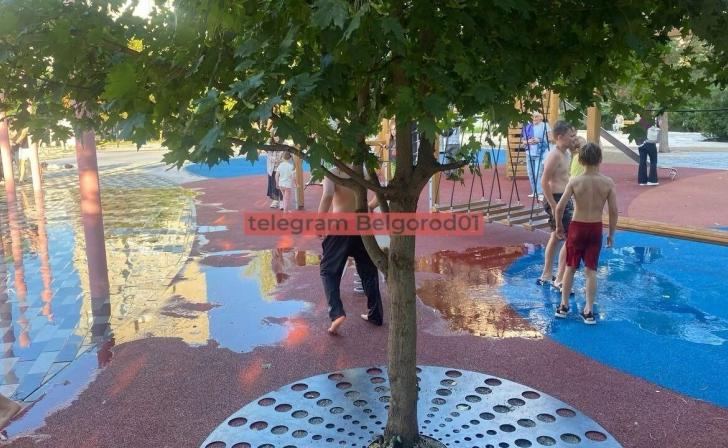 В Белгороде обновленный фонтан в Почаевском сквере заливает детскую площадку