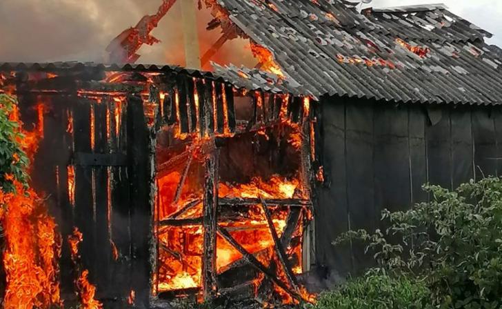 В Курской области пьяный хозяин хотел сжечь траву, но сжег ещё и дом