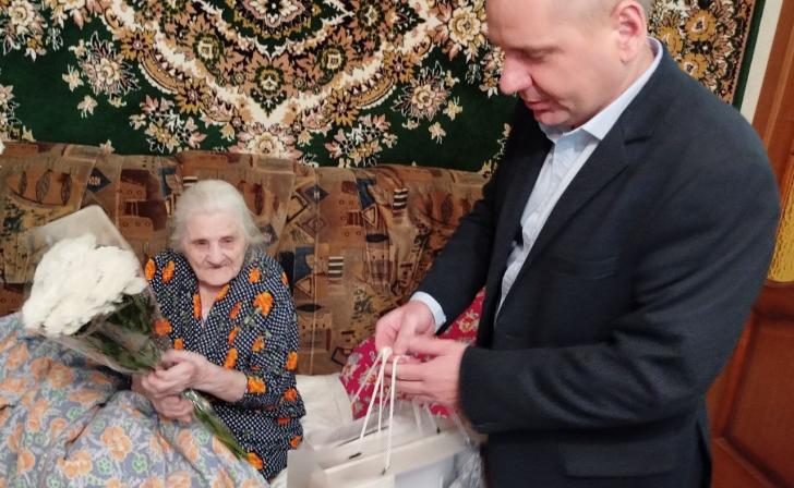 100-летнюю курянку поздравили с юбилеем