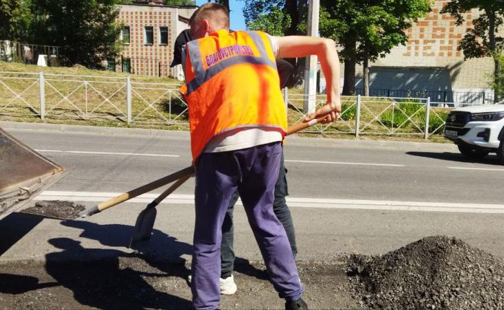 В Курске за неделю ямочный ремонт провели на семи улицах
