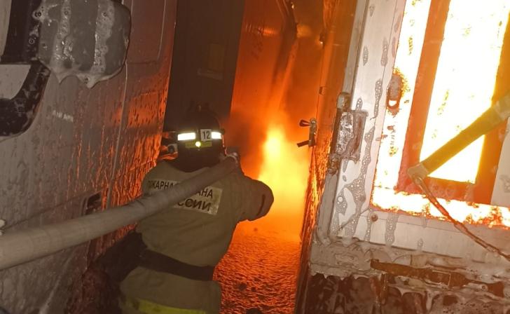 Ночью под Курском сгорели пять грузовиков «Мерседес»