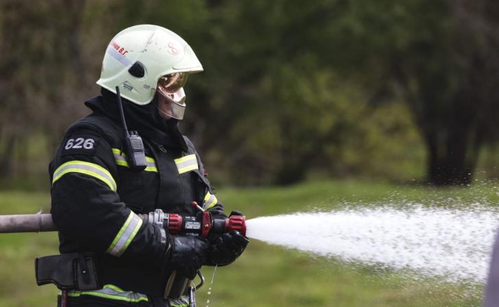 Во Льгове Курской области сгорели гараж и крыша в жилом доме
