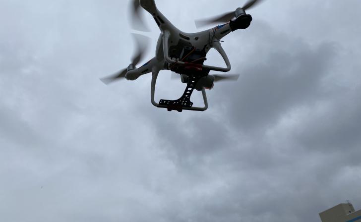 В Курской области в результате атаки БПЛА повреждены заправка и автомобиль
