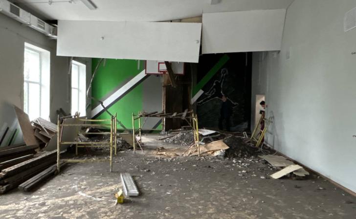 Подрядчик отказался за свой счет переделывать ремонт в Новокасторенской школе, где рухнул потолок