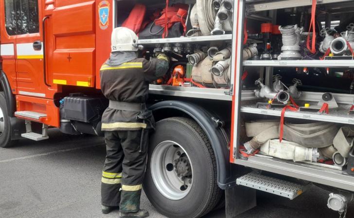 В Курске на улице Республиканской загорелся грузовик ЗИЛ