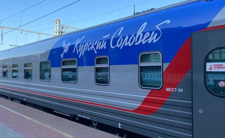Вагон для пассажиров первого класса в «Курском соловье» стилизовали под музей Вагон для пассажиров первого класса в «Курском соловье» стилизовали под музей