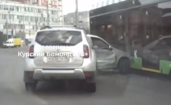 В Курске на Московской площади автомобиль протаранил трамвай