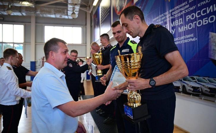 Курские полицейские стали третьими на чемпионате МВД по служебному многоборью Курские полицейские стали третьими на чемпионате МВД по служебному многоборью