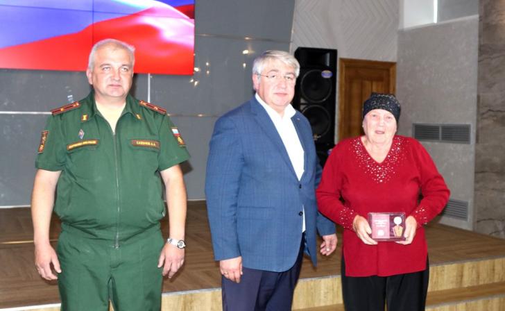 В Железногорске родственникам погибших участников СВО передали ордена Мужества