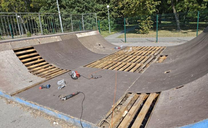 В Курске в парке КЗТЗ ремонтируют скейт-площадку