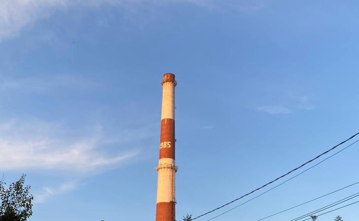 В Курске красят дымовую трубу ТЭЦ-4