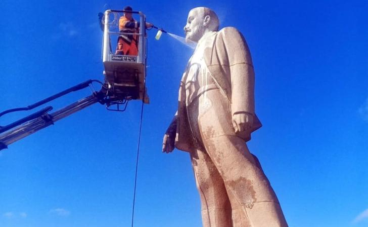 В Железногорске помыли памятник Ленину В Железногорске помыли памятник Ленину