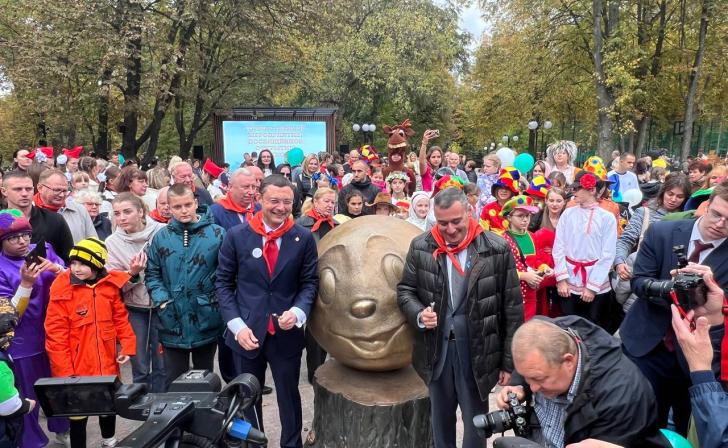 «Люблю я гайки закручивать». Хинштейн прикрутил табличку у скульптуры Колобка «Люблю я гайки закручивать». Хинштейн прикрутил табличку у скульптуры Колобка