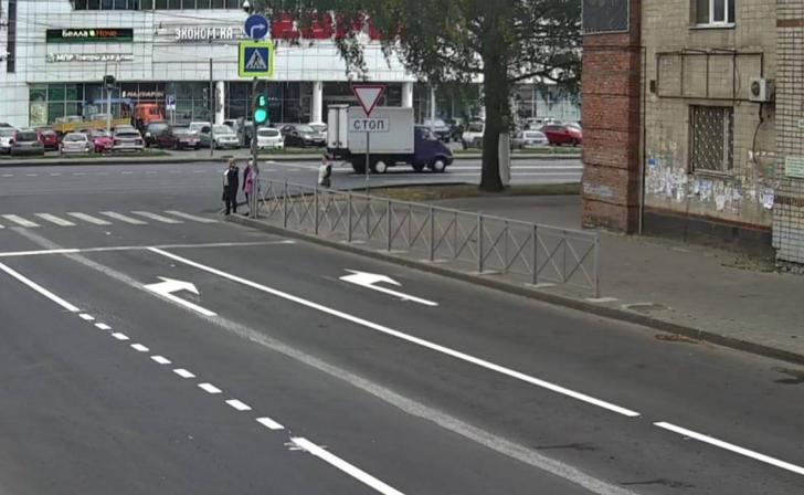 В Курске на улицах Хуторская и Ломакина на пересечении с Карла Маркса организовали две полосы выезда