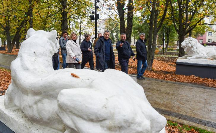 В курском Парке Пионеров пытались выкопать цветы и запачкали обувью скульптуры