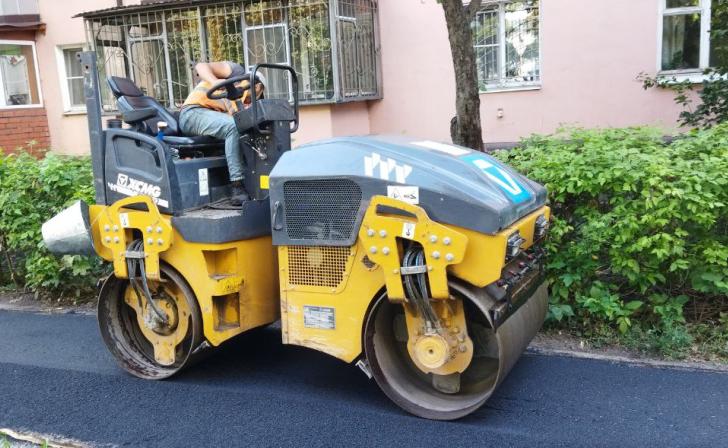 В Обояни Курской области на улице Луначарского ремонтируют тротуар