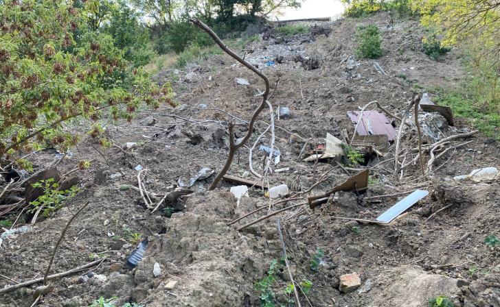 В Курске полиция ищет тех, кто бульдозером сваливает строительный мусор возле реки Тускарь В Курске полиция ищет тех, кто бульдозером сваливает строительный мусор возле реки Тускарь