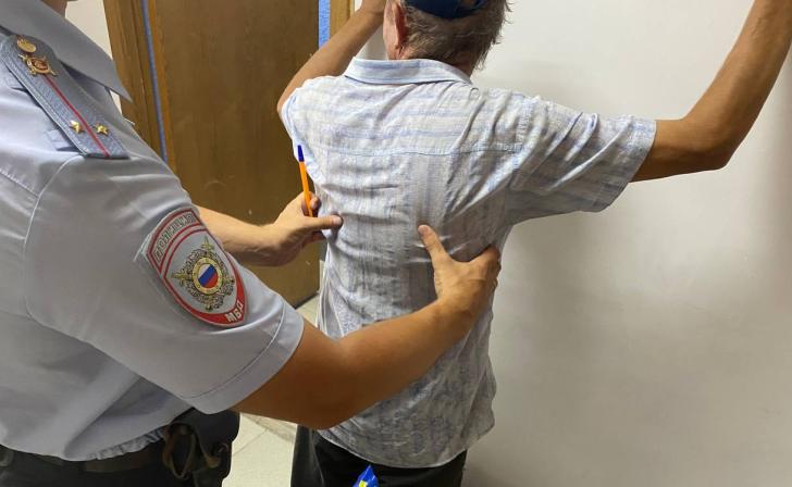 В Курской области пьяный мужчина пытался поджечь автомобиль знакомого В Курской области пьяный мужчина пытался поджечь автомобиль знакомого