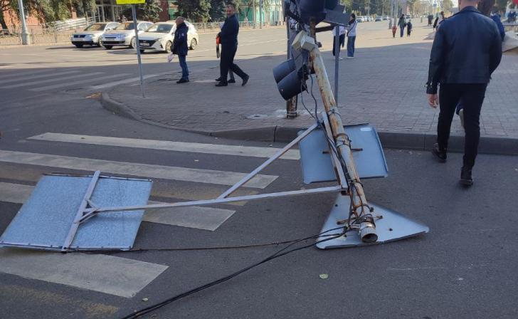 В центре Курска упал светофор