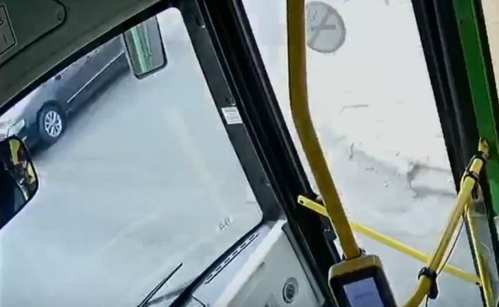 Глава регионального Минтранса объяснил аварийность одного из перекрёстков Курска Глава регионального Минтранса объяснил аварийность одного из перекрёстков Курска