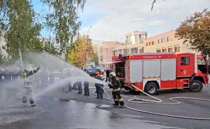 В Курске пожарные проводили коллегу на пенсию