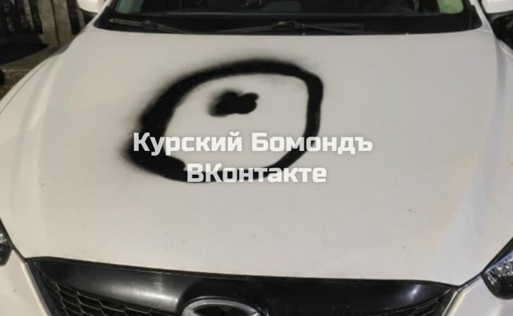 В Курске на парковке расписали черной краской более 20 автомобилей