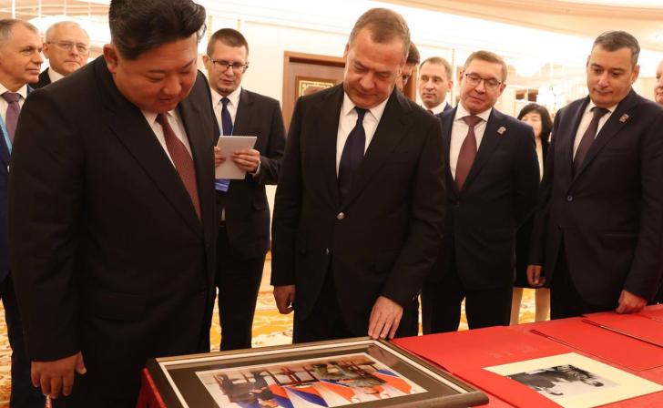 Хинштейн оценил крепость рукопожатия Ким Чен Ына Хинштейн оценил крепость рукопожатия Ким Чен Ына
