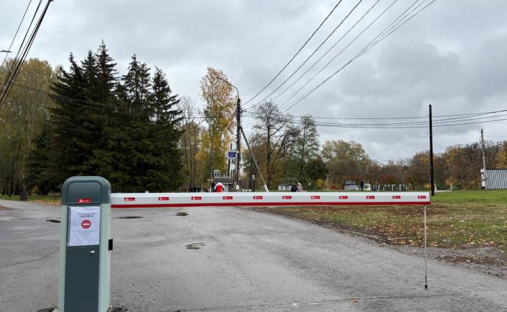 В Курске въезд в парк Боева дача перекрыли шлагбаумом