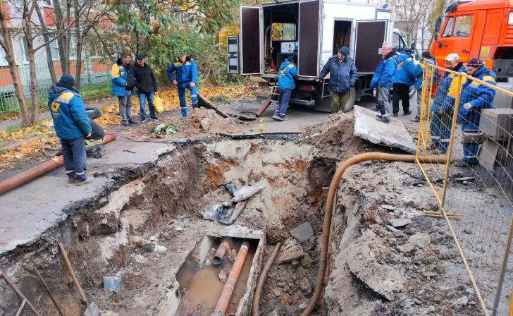 В Курске на проспекте Ленинского комсомола устранили аварию на теплосетях В Курске на проспекте Ленинского комсомола устранили аварию на теплосетях