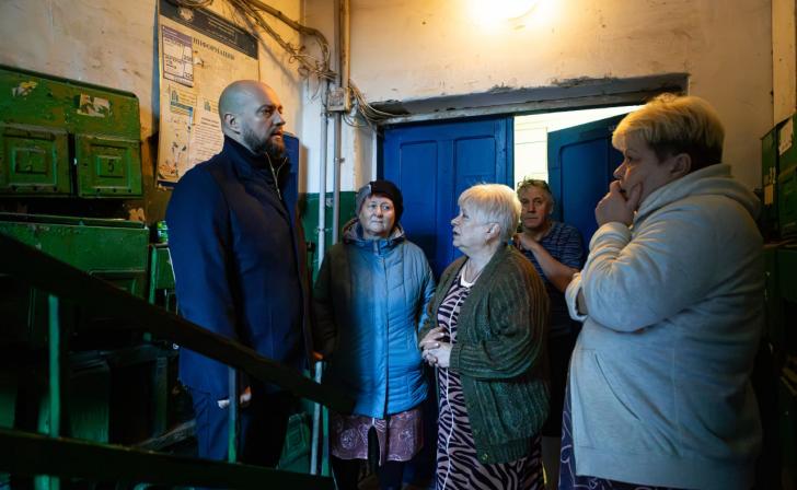 Мэр Курска встретился с жителями дома 2-в по улице Моковской