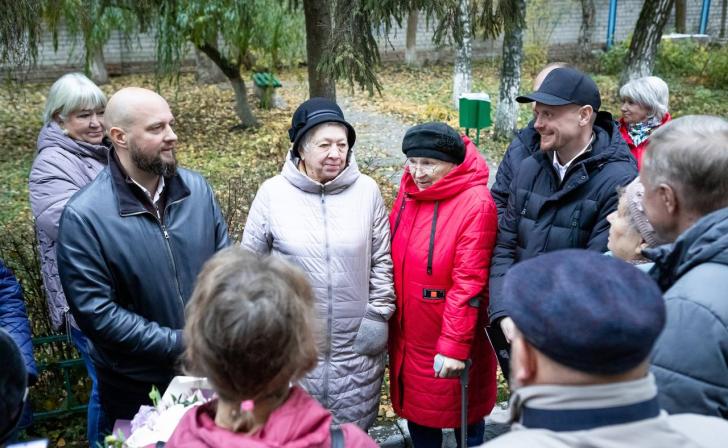 Мэр Курска и замгубернатора пообещали, что двор дома №9 по ул. Ломакина останется тихим