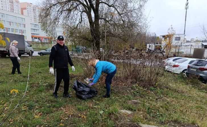 Три кубометра мусора убрали работники администрации Центрального района Курска