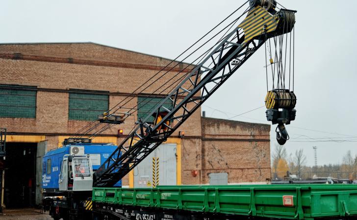 Михайловский ГОК пополнил парк техники новым железнодорожным краном Михайловский ГОК пополнил парк техники новым железнодорожным краном