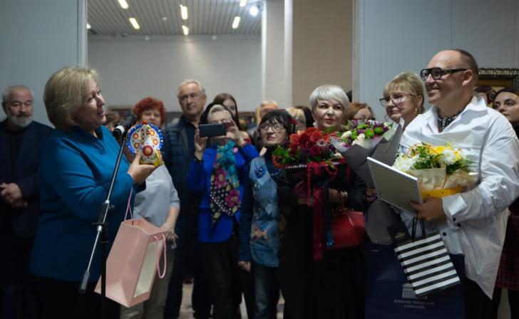 Курян приглашают на персональную выставку арт-текстиля Владимира Тельных