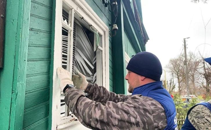 Во Льгове волонтёры помогают восстановить пострадавшее при атаке ВСУ жильё Во Льгове волонтёры помогают восстановить пострадавшее при атаке ВСУ жильё