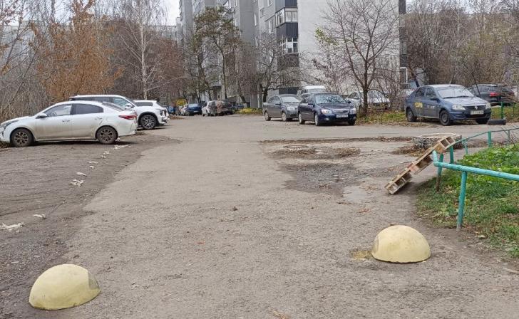 Установленные полусферы на тротуаре в районе школы №54 в Курске передвинули Установленные полусферы на тротуаре в районе школы №54 в Курске передвинули